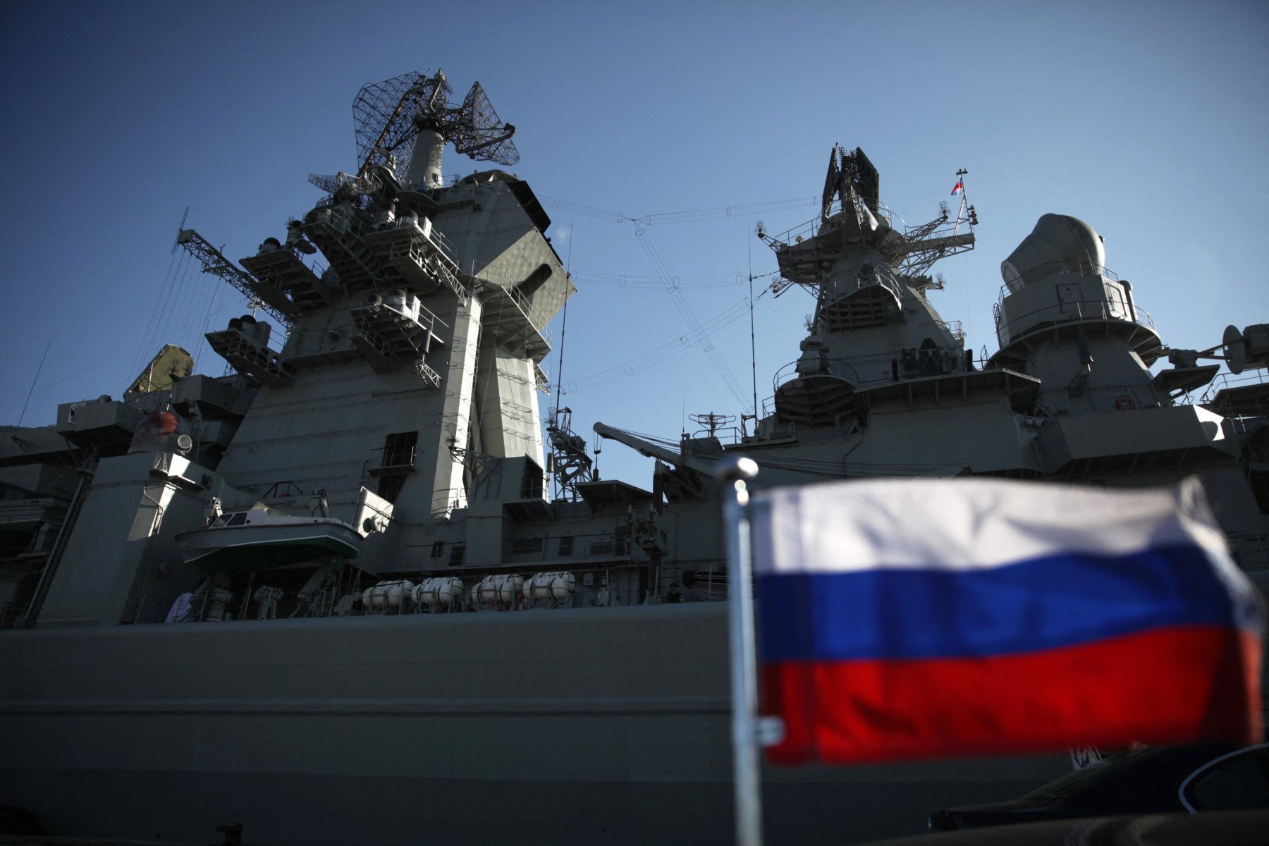 Rusia ia în calcul utilizarea navelor de război pentru escortarea flotei sale clandestine Rusia a admis recent că analizează posibilitatea de a-și trimite nave de război pentru escortarea unei rețele de nave nesupuse sancțiunilor internaționale, într-un efort aparent de a-și proteja flota clandestină în timp ce se confruntă cu o creștere a supravegherii din partea Occidentului