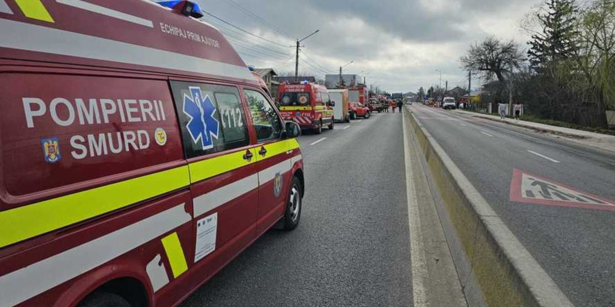 Accident grav între un microbuz școlar și un autocamion în Dâmbovița. Plan Roșu activat: copii răniți, duși la București