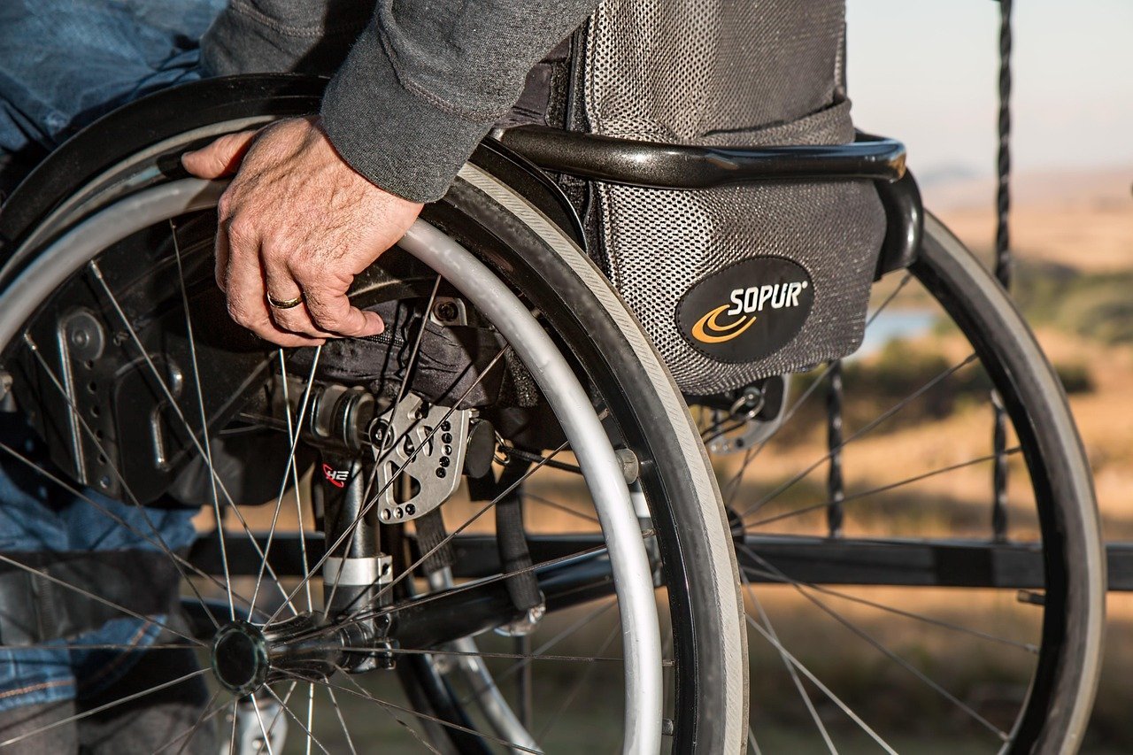 Aproape patru luni fără ajutor pentru persoanele cu dizabilități din București, un sprijin esențial aflat în pericol Zeci de mii de oameni cu dizabilități din București trăiesc în incertitudine, după ce ajutorul financiar de 500 de lei lunar, destinat susținerii lor, nu a mai fost plătit de aproape patru luni