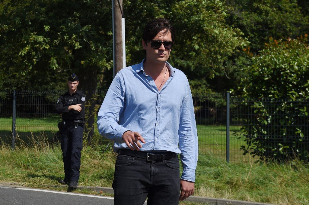 Noul val de turbulențe legate de moștenirea lui Alain Delon ia o întorsătură neașteptată, după ce fiul cel mic al legendarului actor, Alain Fabien Delon, a decis să se retragă din procesul intentat în Franța