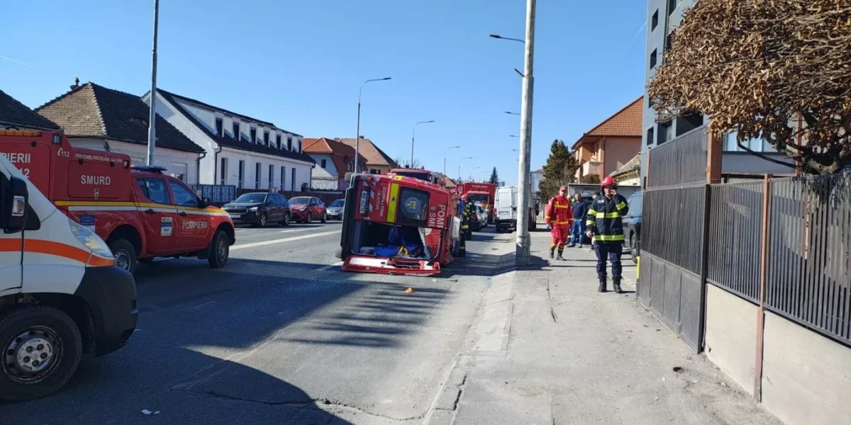 O ambulanţă SMURD, în care se aflau şase persoane, a fost implicată sâmbătă într-un grav accident rutier pe o arteră principală din Sibiu, fiind necesară activarea Planului Roșu de Intervenție
