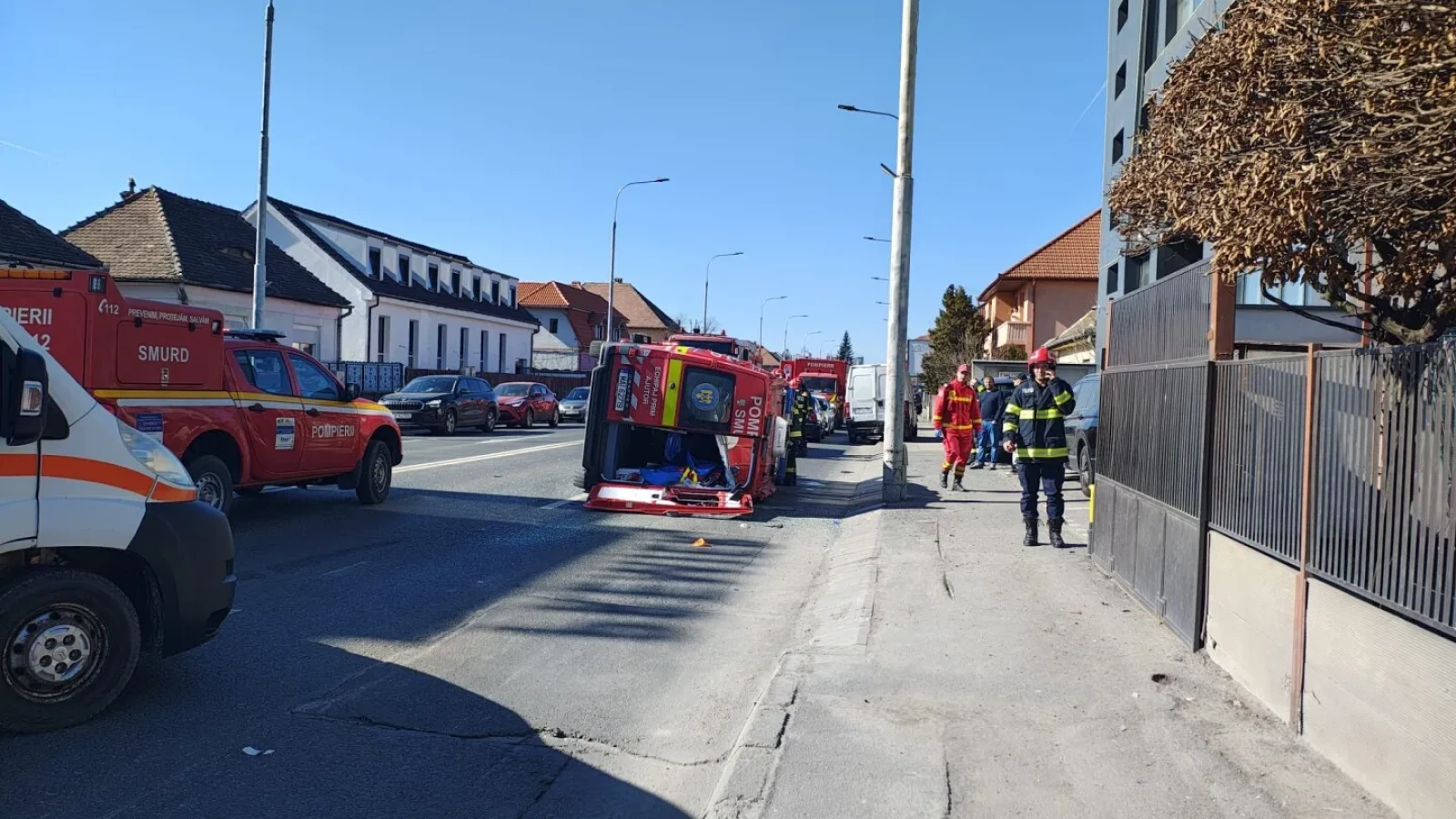 O ambulanţă SMURD, în care se aflau şase persoane, a fost implicată sâmbătă într-un grav accident rutier pe o arteră principală din Sibiu, fiind necesară activarea Planului Roșu de Intervenție