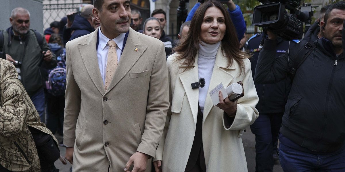 Reacție vehementă a lui George Simion la zvonurile despre o rupere în AUR Liderul formațiunii extremiste AUR, George Simion, a lansat, miercuri, o declarație hotărâtă pentru a contracara zvonurile despre posibile divizări în cadrul partidului său