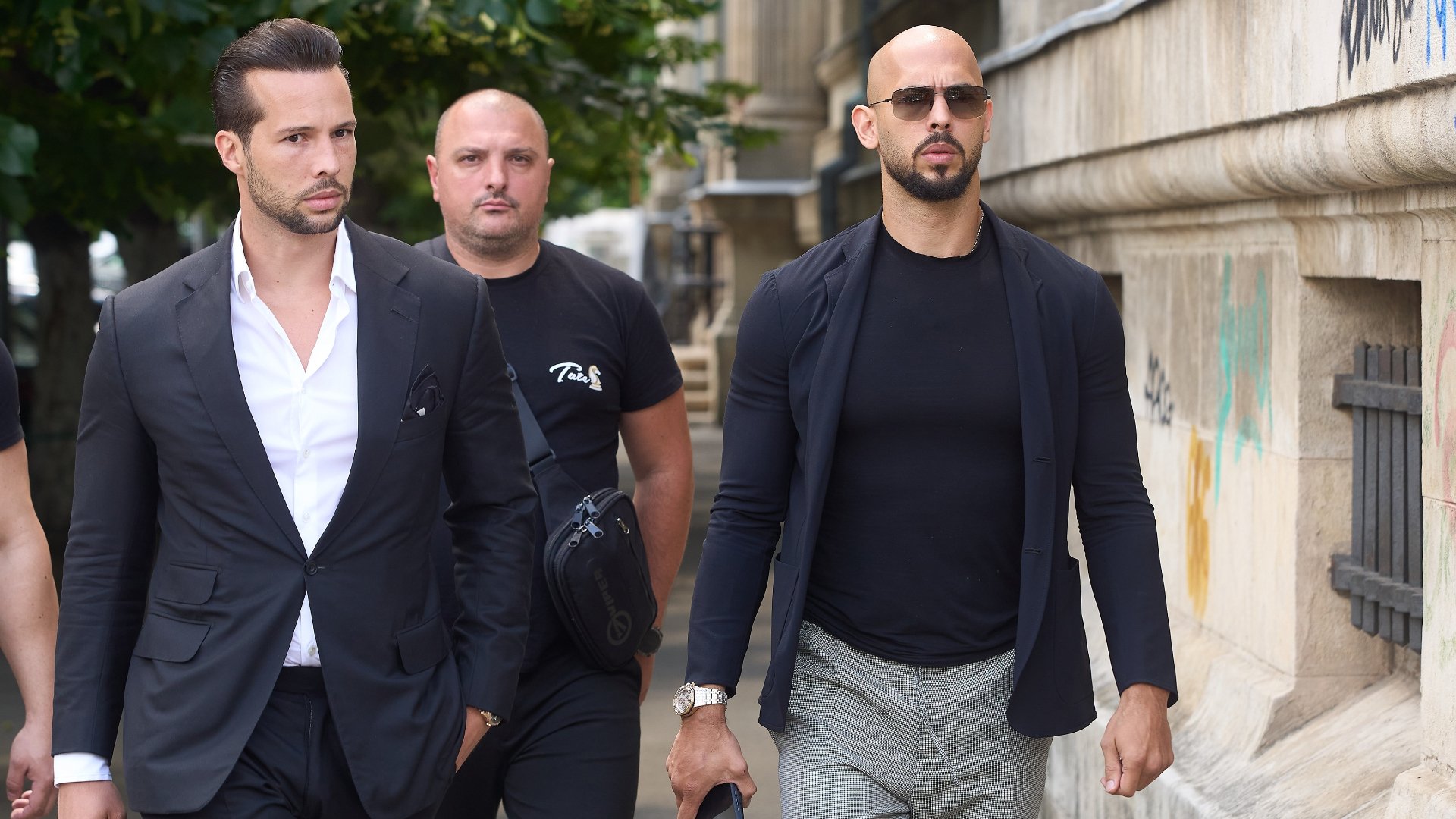 Frații Andrew și Tristan Tate nu pot fi arestați sau extrădați din Hong Kong, conform declarațiilor oficiale ale autorităților locale, în ciuda controverselor care i-au urmat de la sosirea în regiune