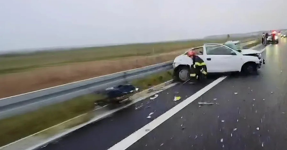 Un accident grav a avut loc luni dimineață pe Drumul Expres Pitești – Craiova, în zona localității Albota, soldându-se cu răsturnarea unui autocar în care se aflau 42 de persoane, dintre care 38 de copii