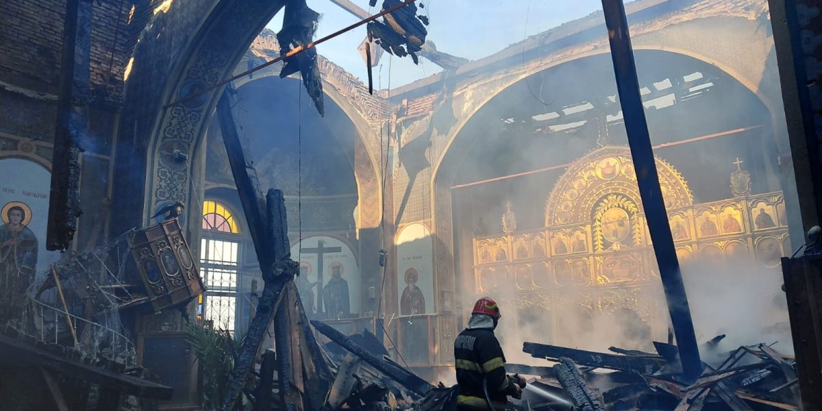 Incendiul devastator de la o biserică istorică din Prahova, stins după ore de luptă cu flăcările Pucheniu Moșneni, Prahova — Duminică dimineață a fost marcată de o intervenție de urgență semnificativă în comunitatea locală, după ce un incendiu a izbucnit la biserica monument istoric din satul Puchenii Moșneni