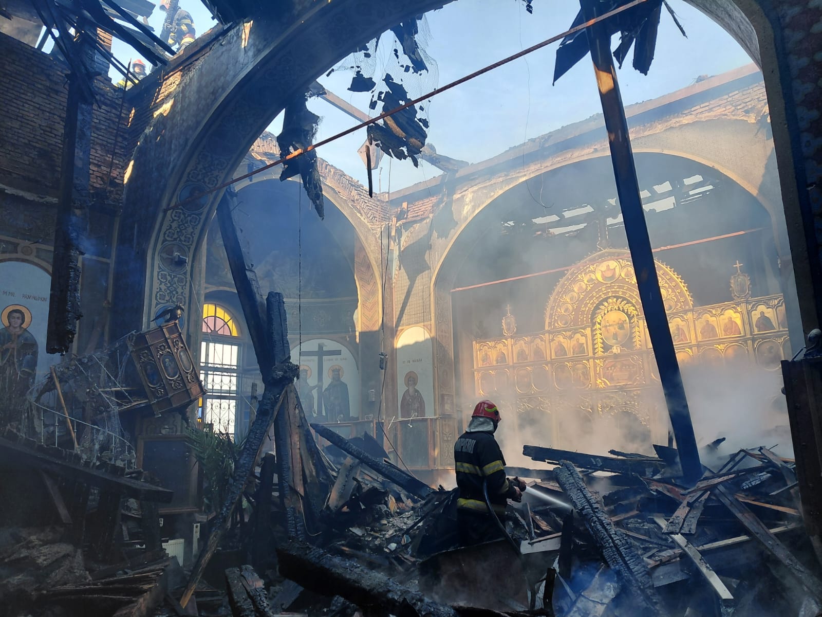 Incendiul devastator de la o biserică istorică din Prahova, stins după ore de luptă cu flăcările Pucheniu Moșneni, Prahova — Duminică dimineață a fost marcată de o intervenție de urgență semnificativă în comunitatea locală, după ce un incendiu a izbucnit la biserica monument istoric din satul Puchenii Moșneni