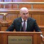 Premierul Ilie Bolojan solicită din nou parlamentarii să aprobe bugetul național, accentuând necesitatea unui document financiar solid pentru funcționarea eficientă a României, în momentul în care dezbaterile pe proiectul de buget au avut loc în cadrul unui plen reunit al Parlamentului