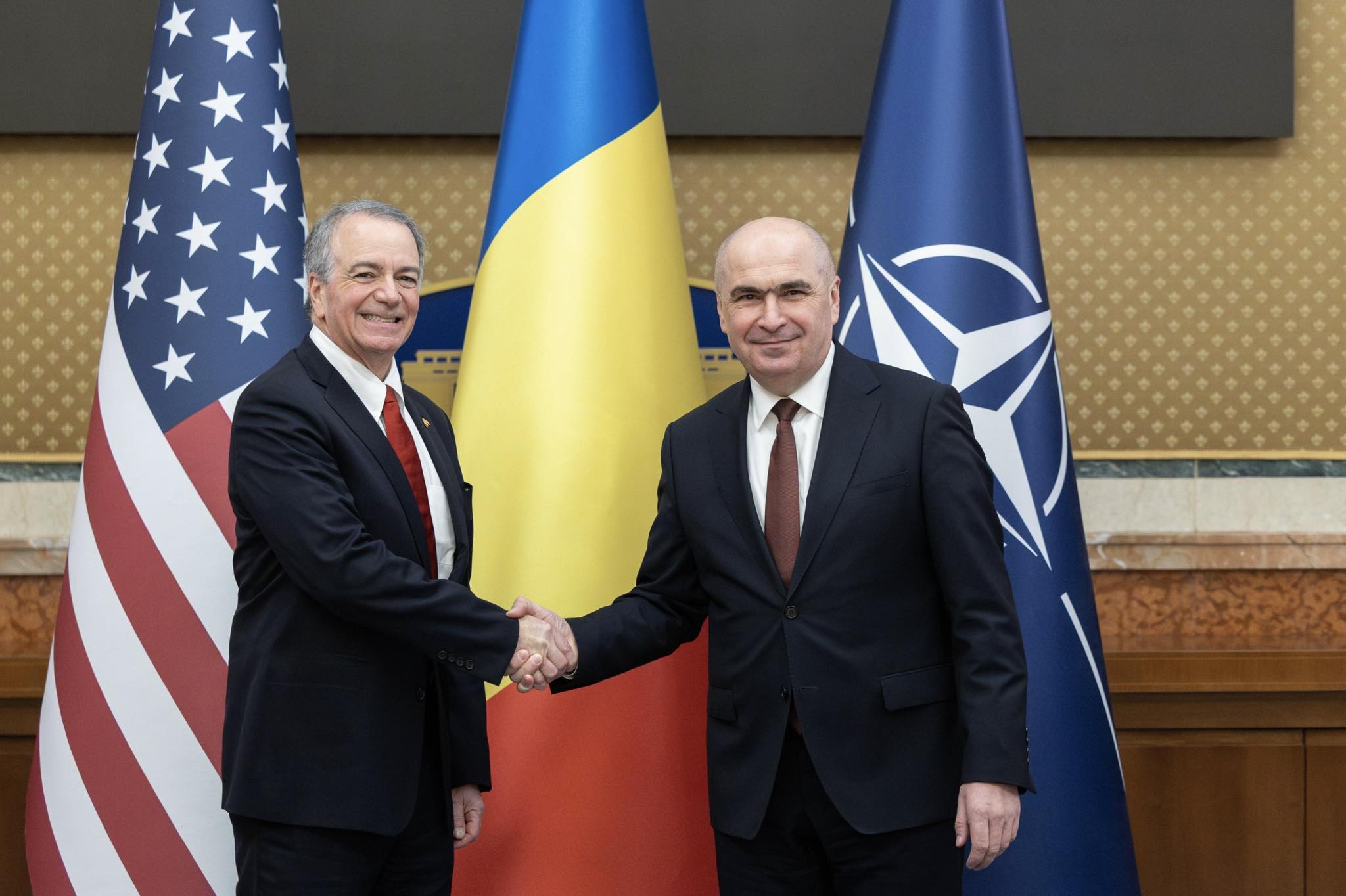 România și SUA își reafirmă angajamentul pentru un parteneriat solid în domeniul securității și economiei Prim-ministrul Ilie Bolojan a primit joi, la Palatul Victoria, vizita de prezentare a noului ambasador al Statelor Unite în România, Darryl Nirenberg