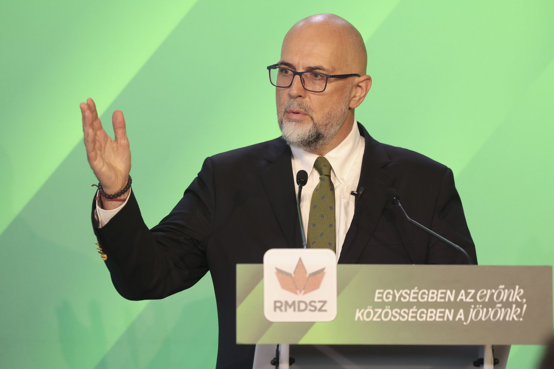 Kelemen Hunor avertizează: Limbajul agresiv al lui Zelenski depășește granițele diplomaticii Liderul UDMR, Kelemen Hunor, a lansat vineri un avertisment ferm privind retorica recentă a președintelui Ucrainei, Volodimir Zelenski