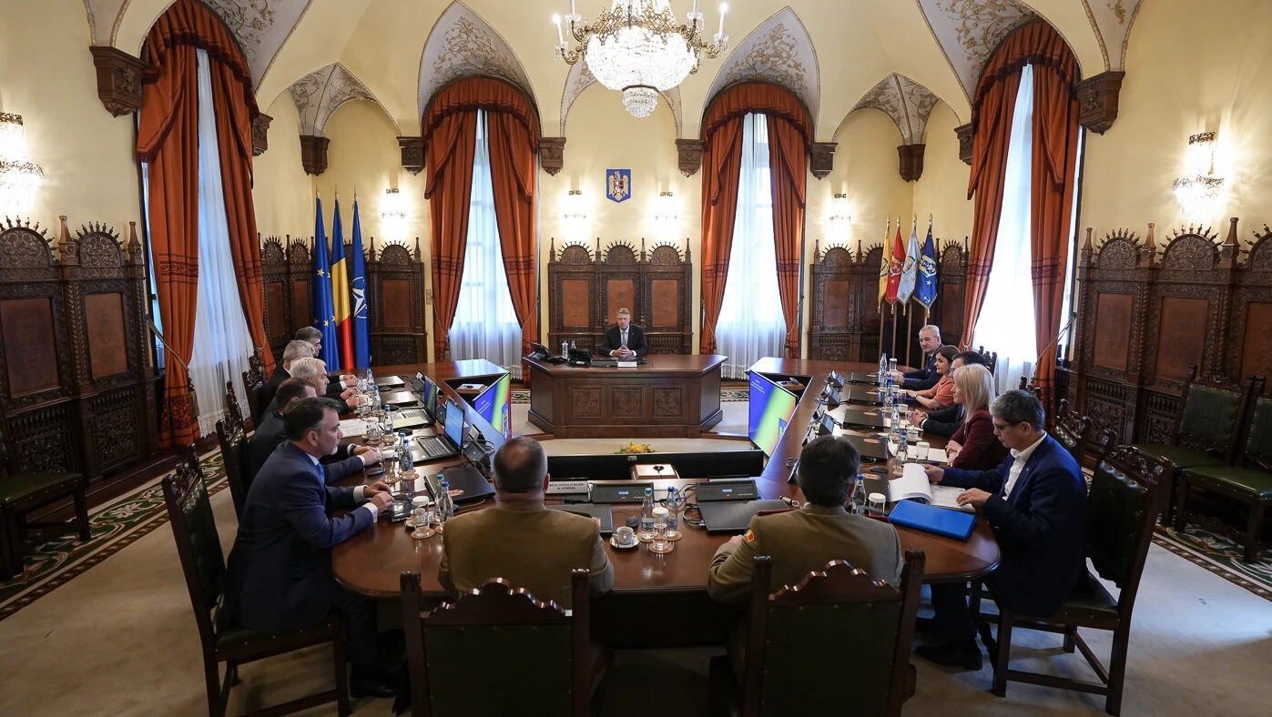 CSAT se reunește la Palatul Cotroceni pentru analiză strategică privind Orientul Mijlociu și prețurile carburanților Consiliul Suprem de Apărare a Țării (CSAT) s-a întrunit vineri dimineață la Palatul Cotroceni pentru a discuta despre cele mai stringente provocări de securitate ale momentului, printre care se numără situația tensionată din Orientul Mijlociu și impactul creșterii prețurilor la carburanți asupra economiei naționale
