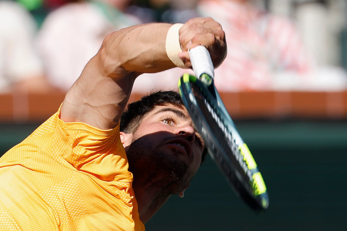 Carlos Alcaraz continuă să-și confirme statutul de favoriț în turneul de la Indian Wells, după o victorie clară în fața lui Casper Ruud, scor 6-1, 7-6(2)