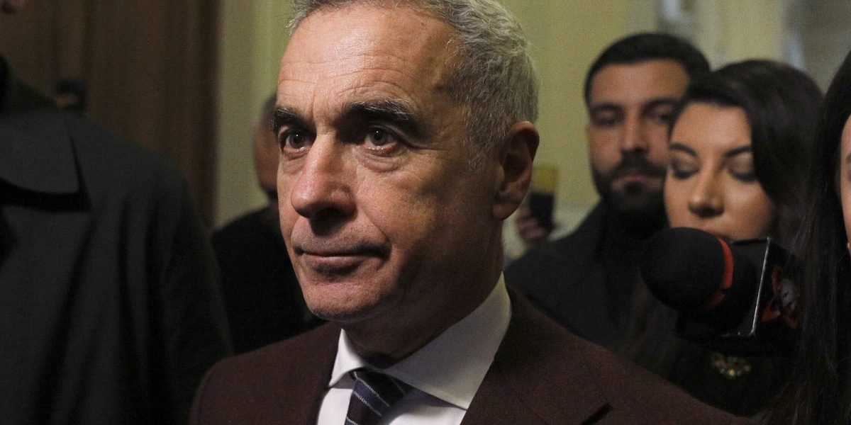 Plângere penală pentru incitare la violență împotriva lui Călin Georgescu Tensiunile au escaladat în mod neprevăzut în familia fostului consilier prezidențial și candidat la alegerile prezidențiale, Călin Georgescu, după ce soția sa, Cristela Georgescu, a depus o plângere penală împotriva sa pentru incitare la violență