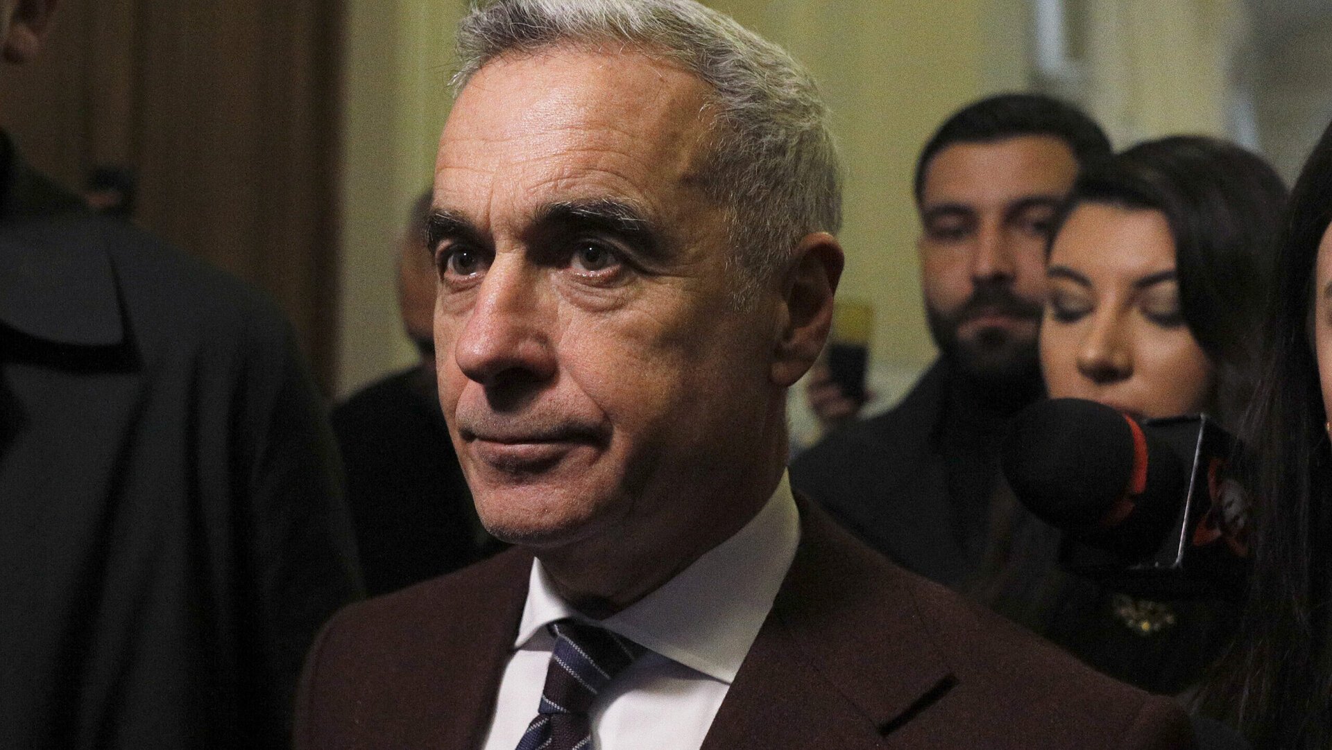 Plângere penală pentru incitare la violență împotriva lui Călin Georgescu Tensiunile au escaladat în mod neprevăzut în familia fostului consilier prezidențial și candidat la alegerile prezidențiale, Călin Georgescu, după ce soția sa, Cristela Georgescu, a depus o plângere penală împotriva sa pentru incitare la violență