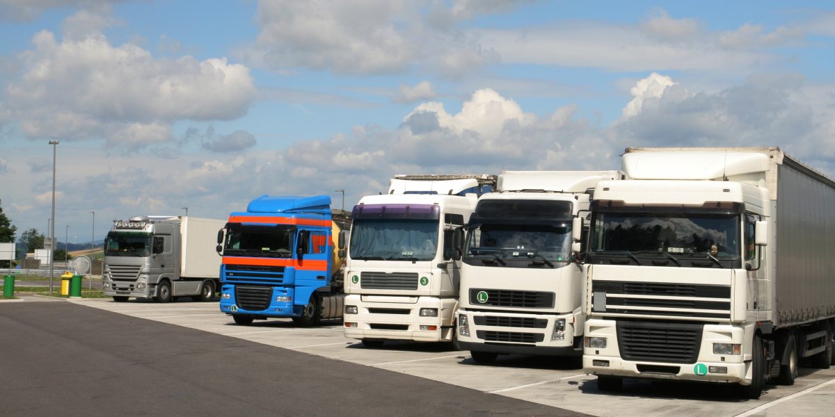 Transportatorii acuză scumpiri la carburanți, contractele nu se mai onorează. Cum își vor aproviziona tirurile magazinele?