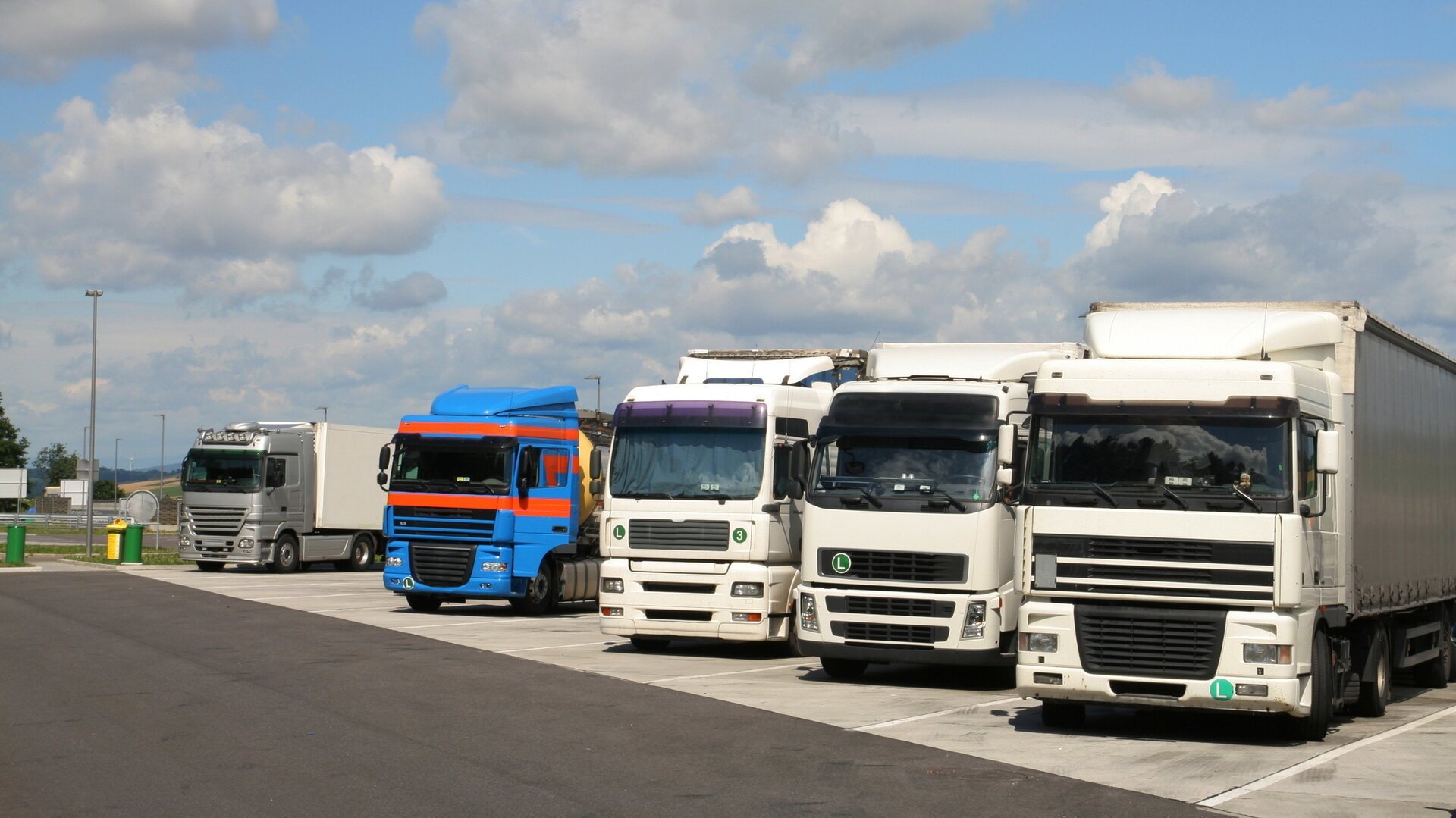 Transportatorii acuză scumpiri la carburanți, contractele nu se mai onorează. Cum își vor aproviziona tirurile magazinele?