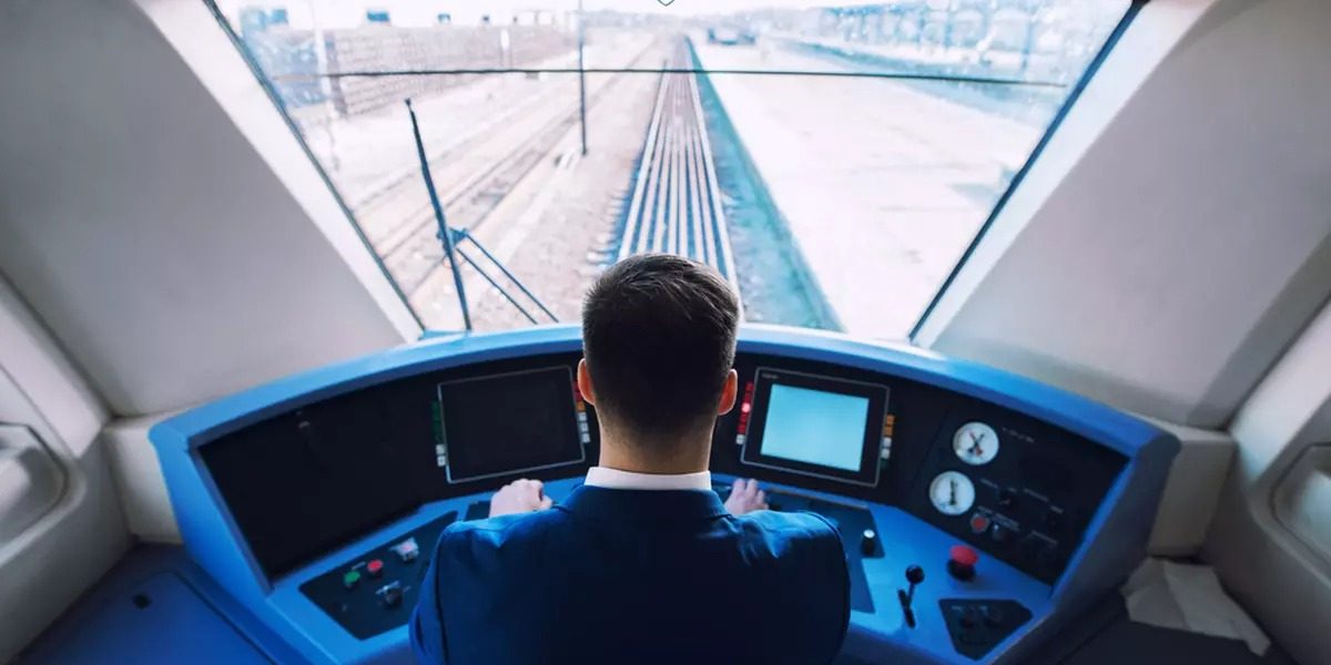 Cât costă cursurile pentru mecanic de locomotivă și ce salariu poți avea la CFR Dorința de a lucra în domeniul feroviar atrage tot mai mulți tineri, mai ales cei interesați de un job stabil și bine plătit