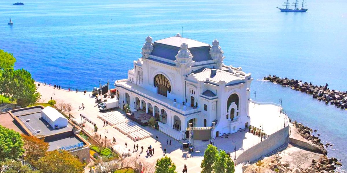 Între așteptări și realitate, Casino-ul Constanța renaște din ruine pentru a deveni centru cultural de prestigiu După aproape două decenii de uitare și sute de ani de istorie, emblematicul Casino din Constanța revine în lumina reflectoarelor, într-un modcu totul spectaculos
