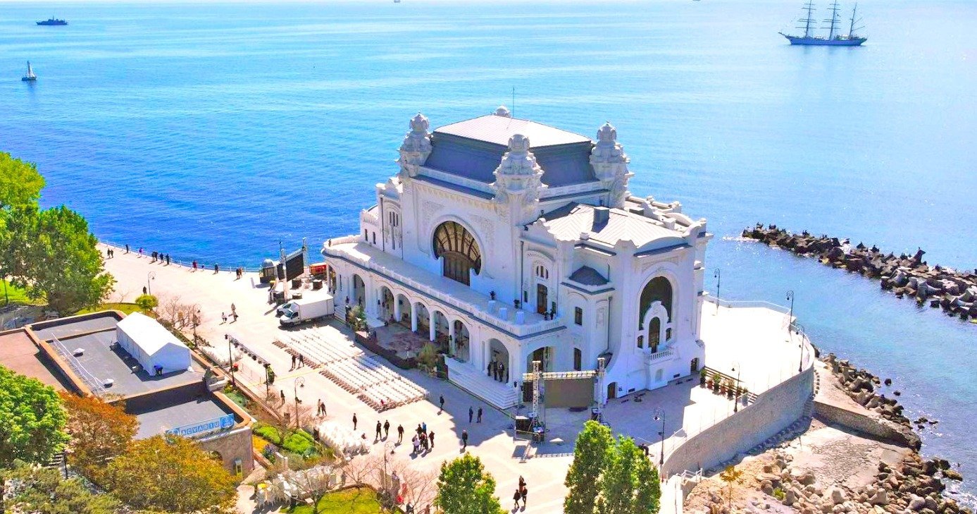 Între așteptări și realitate, Casino-ul Constanța renaște din ruine pentru a deveni centru cultural de prestigiu După aproape două decenii de uitare și sute de ani de istorie, emblematicul Casino din Constanța revine în lumina reflectoarelor, într-un modcu totul spectaculos
