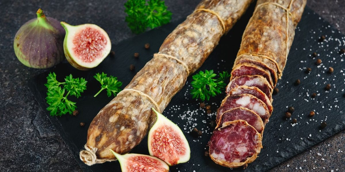 Stratul alb de pe salam – un detaliu comun, dar adesea ignorat de consumatori, care ridică întrebări legate de siguranța și calitatea produselor