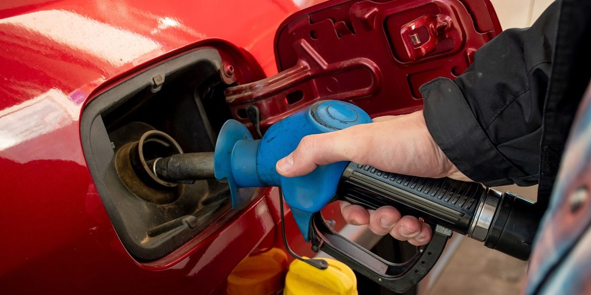 Starea de alertă pe piața carburantului din România a atins un nou nivel odată cu creșterea alarmantă a prețurilor petrolului pe plan internațional