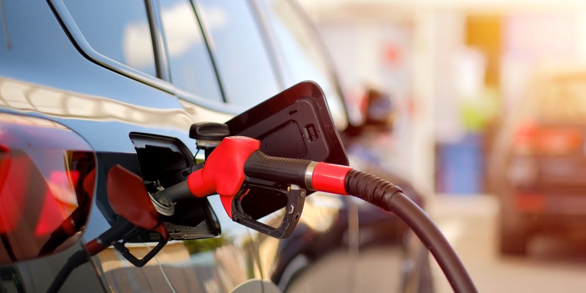 Guvernul oficializează măsuri dure pentru controlul prețurilor la carburanți, în contextul crizei energetice Luni seara, Ministerul Energiei a publicat un proiect de ordonanță de urgență menită să limiteze creșterea prețurilor în piața carburantilor, într-un moment de gravă instabilitate pe piața țițeiului