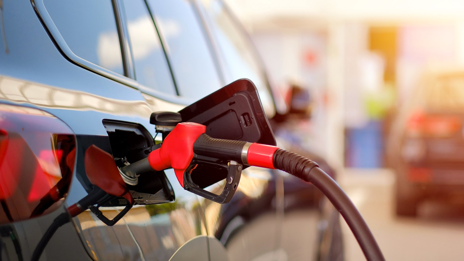 Guvernul oficializează măsuri dure pentru controlul prețurilor la carburanți, în contextul crizei energetice Luni seara, Ministerul Energiei a publicat un proiect de ordonanță de urgență menită să limiteze creșterea prețurilor în piața carburantilor, într-un moment de gravă instabilitate pe piața țițeiului