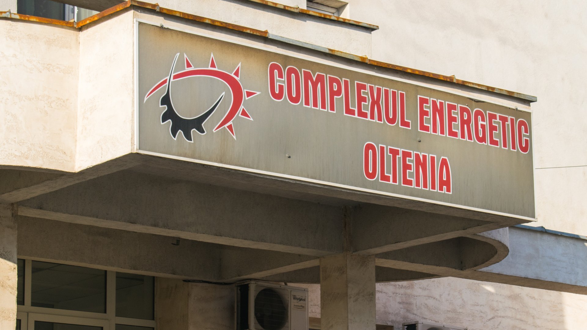 Conflicte la Complexul Energetic Oltenia: negocieri eșuate și proteste brutale ale angajaților Negocierile dintre administrația Complexului Energetic Oltenia și reprezentanții sindicatelor s-au sfârșit într-un impas, lăsând perspectivele pentru viitorul companiei și al muncitorilor în aer