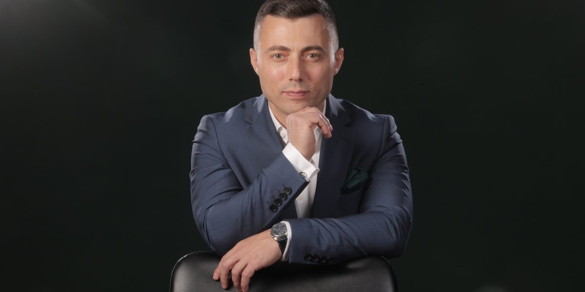 În epoca în care inteligența artificială devine tot mai omniprezentă, întrebarea centrală care răsună în lumea afacerilor și a profesiilor este: care sunt joburile care vor rezista pe măsură ceAI-ul devine parte integrantă a vieții noastre? La această întrebare, un antreprenor de succes din domeniul IT din România aduce un răspuns clar și optimist: nu orice sarcină poate fi înlocuită cu o mașină, iar profesiile care implică judecată, responsabilitate și prezență umană vor supraviețui și se vor dezvolta în continuare