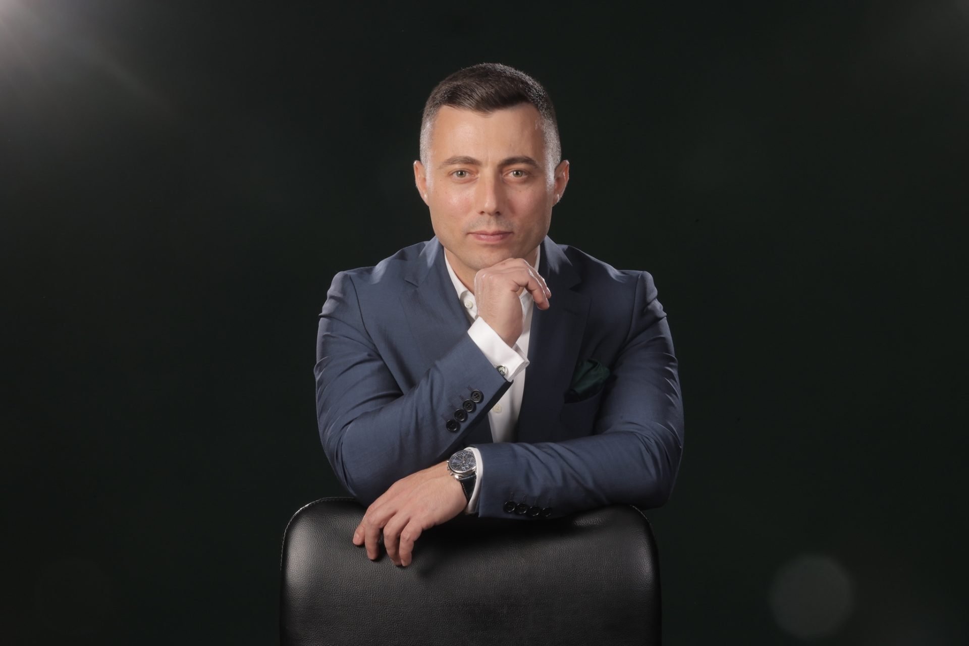 În epoca în care inteligența artificială devine tot mai omniprezentă, întrebarea centrală care răsună în lumea afacerilor și a profesiilor este: care sunt joburile care vor rezista pe măsură ceAI-ul devine parte integrantă a vieții noastre? La această întrebare, un antreprenor de succes din domeniul IT din România aduce un răspuns clar și optimist: nu orice sarcină poate fi înlocuită cu o mașină, iar profesiile care implică judecată, responsabilitate și prezență umană vor supraviețui și se vor dezvolta în continuare