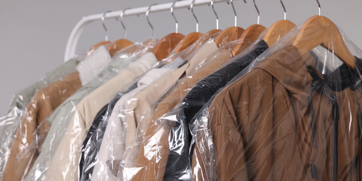 Cum să reîmprospătezi și să cureți gulerul și mânecile unsuroase ale jachetei fără a o supune unui proces de spălare complet Într-o eră în care timpul este din ce în ce mai prețios, a găsi modalități rapide și eficiente de a-ți menține garderoba în stare impecabilă devine o prioritate