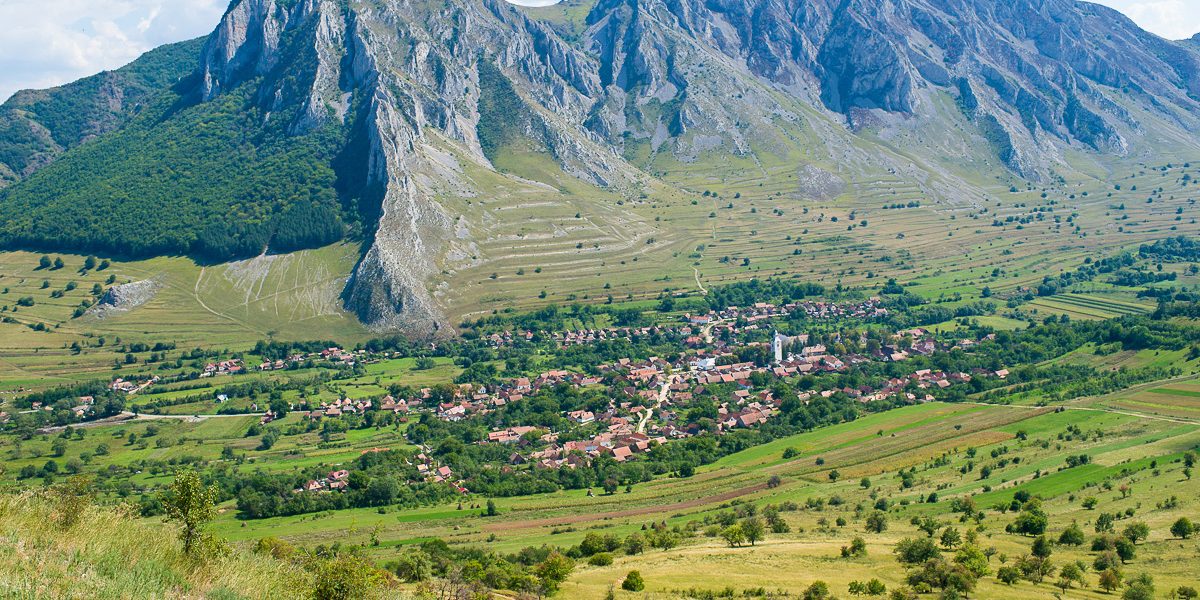 Tragedie pe muntele Piatra Secuiului: un motociclist maghiar în vârstă de 38 de ani și-a pierdut viața după ce i s-a făcut rău în timpul unui traseu O tragedie de proporții a zguduit joi seară zona muntelui Piatra Secuiului, acolo unde un grup de motocicliști se afla în plimbare pe un traseu cunoscut pentru farmecul și dificultatea sa