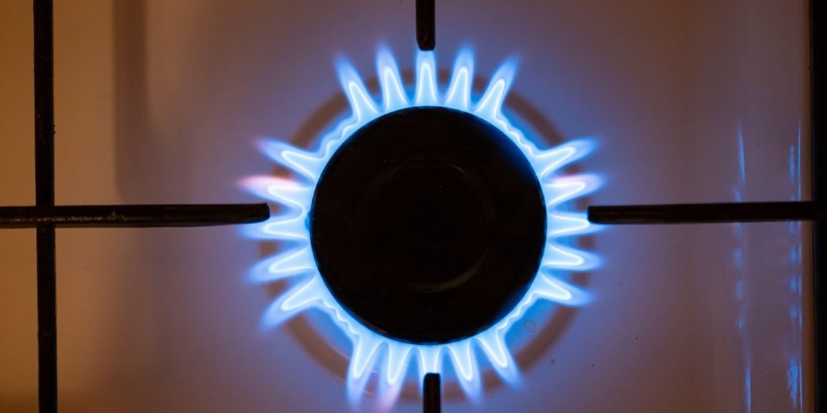 Creșterea dramatică a prețurilor la gaze în Europa în ultimele săptămâni a întristat panelul economic și consumatorii, iar rădăcinile acestei crize par a fi mai complexe decât simpla influență a conflictelor din Orientul Mijlociu