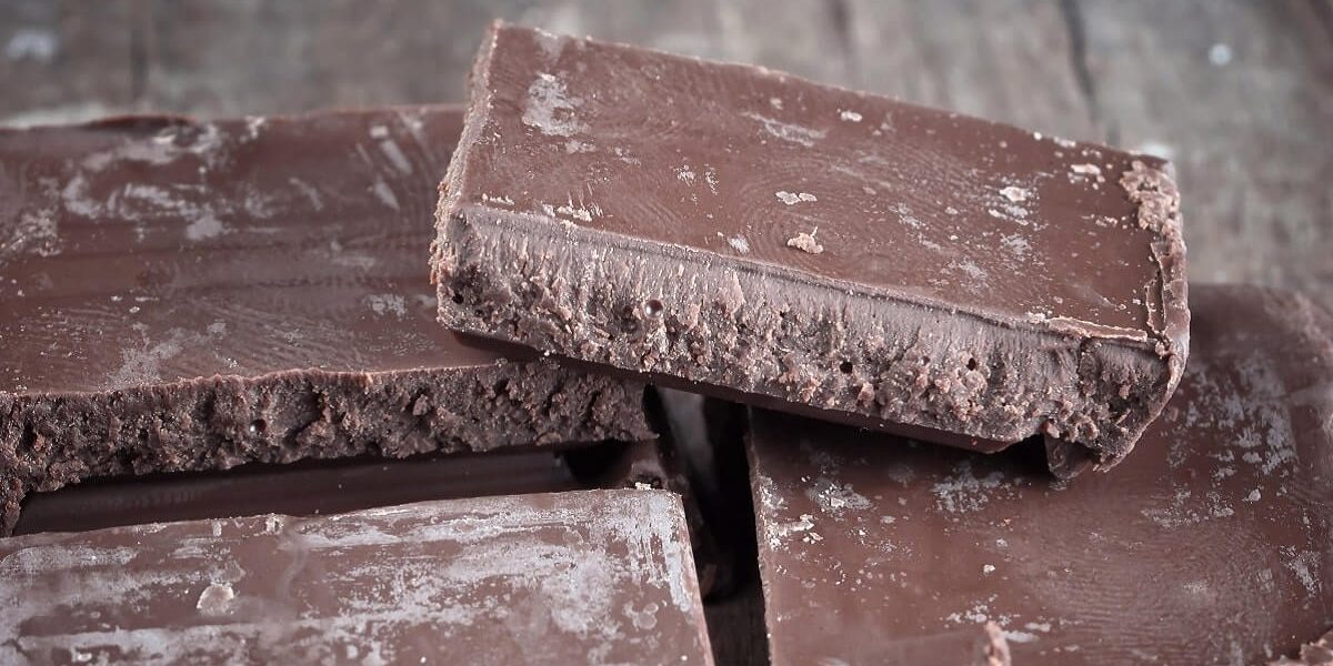 De ce apare stratul alb pe ciocolată: semn de deteriorare sau siguranță la consum?