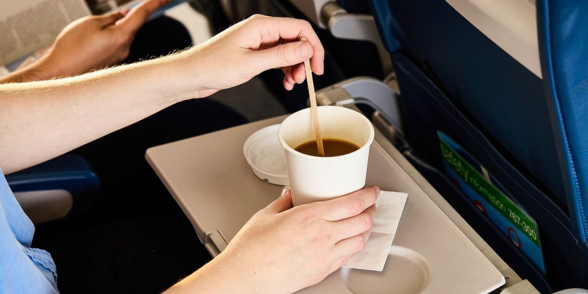De ce nu este recomandat să comanzi cafea în avion: sfatul unui insotitor de zbor Razele soarelui matinal, aroma intensă de cafea aburindă și dorința de a începe ziua cu un impuls de energie par să fie inevitabil asociate în lepșajul cotidian