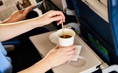 De ce nu este recomandat să comanzi cafea în avion: sfatul unui insotitor de zbor Razele soarelui matinal, aroma intensă de cafea aburindă și dorința de a începe ziua cu un impuls de energie par să fie inevitabil asociate în lepșajul cotidian
