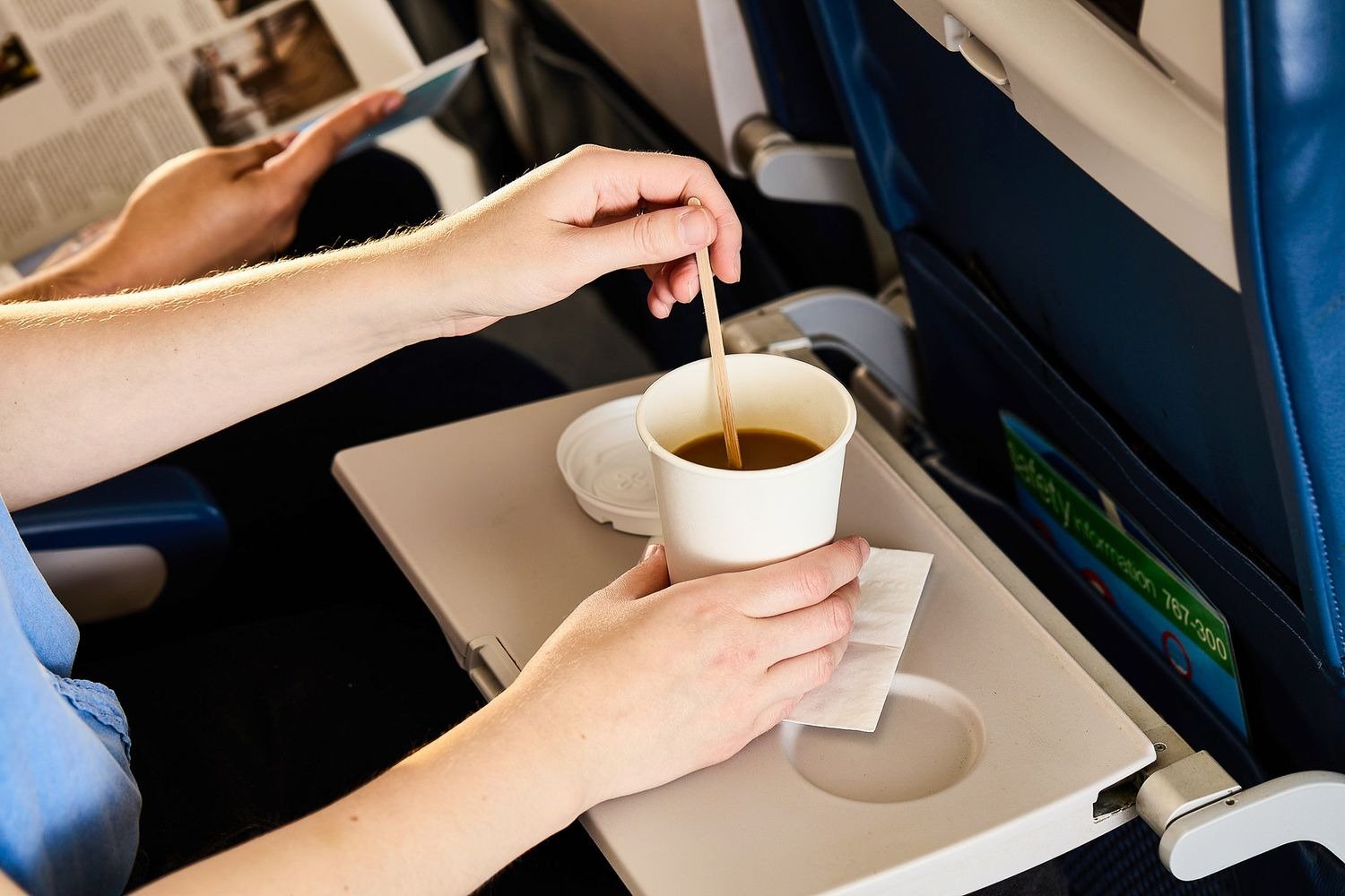 De ce nu este recomandat să comanzi cafea în avion: sfatul unui insotitor de zbor Razele soarelui matinal, aroma intensă de cafea aburindă și dorința de a începe ziua cu un impuls de energie par să fie inevitabil asociate în lepșajul cotidian