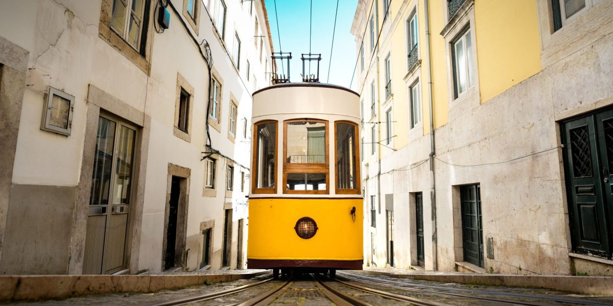 Limba în care ne formulăm dilemele morale influențează deciziile? Un nou studiu aduce în lumina reflectoarelor acest aspect fascinant al psihologiei și eticii