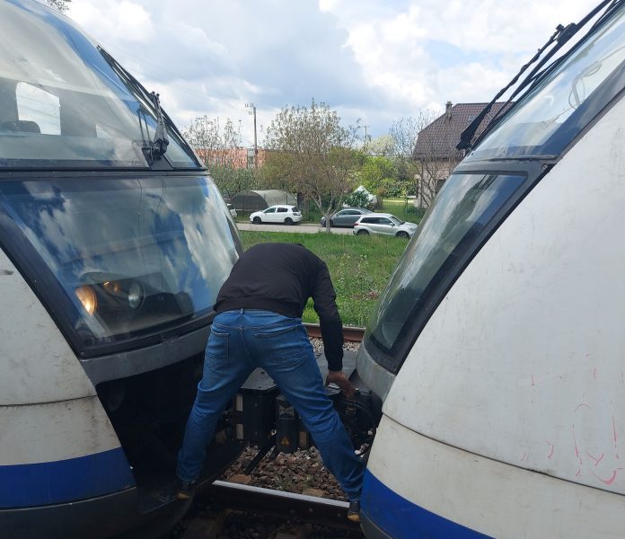 Un incident neprevăzut a perturbat grav traficul feroviar de la Aeroportul Otopeni spre București sâmbătă dimineață, lăsând în urmă trenuri blocate și incidente complexe de întreținere a patrimoniului feroviar național