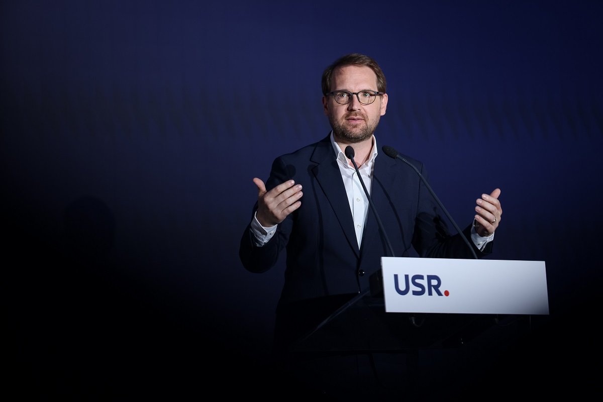 Liderul USR, Dominic Fritz, a reacționat dur față de scandalul stârnit în Parlament în urma votului referitor la propunerea Consiliului Suprem de Apărare a Țării (CSAT), în cadrul căreia s-a decis amplasarea în România a unor echipamente militare de ultimă generație provenite din Statele Unite