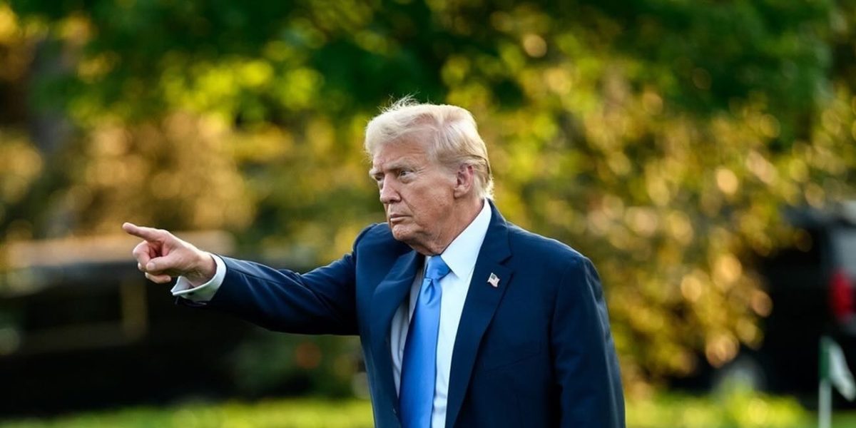 Donald Trump, vizită surpriză la Graceland în plină criză internațională Fostul președinte al SUA, Donald Trump, a atras din nou atenția publicului cu o vizită ne anunțată la Graceland, celebra casă a regelui rock-ului, Elvis Presley, chiar în timpul unui conflict internațional de amploare