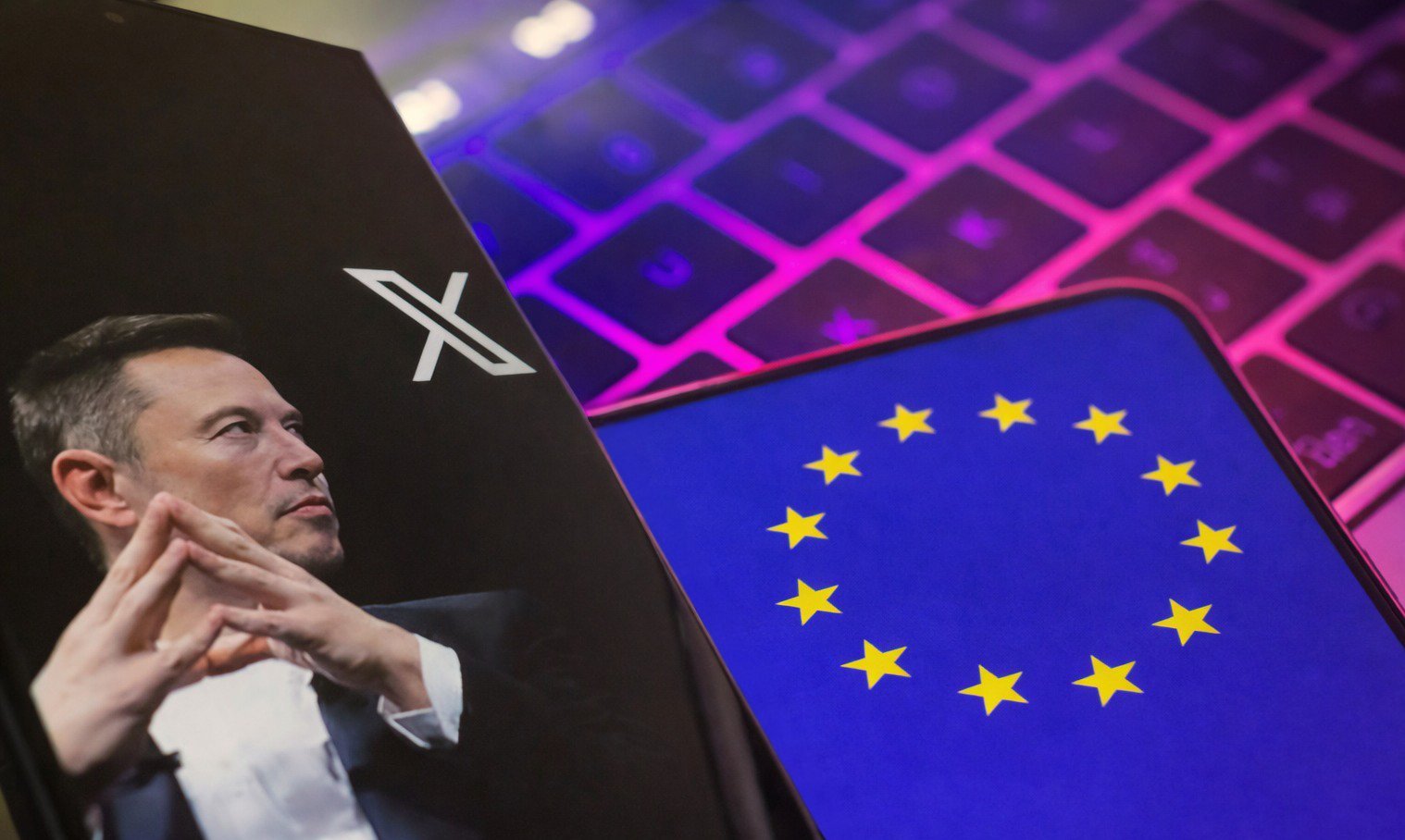 Elon Musk face un pas înapoi în contextul reglementărilor din Uniunea Europeană, în timp ce autoritățile de la Bruxelles își intensifică controalele asupra platformelor digitale