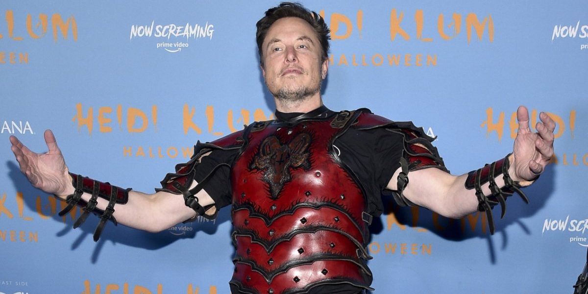 Elon Musk, unul dintre cei mai influenți oameni din industria tehnologică, continuă să atragă atenția internațională nu doar pentru inovațiile sale, ci și pentru promisiunile sale ambițioase, adesea mai mult promisiuni decât realitate