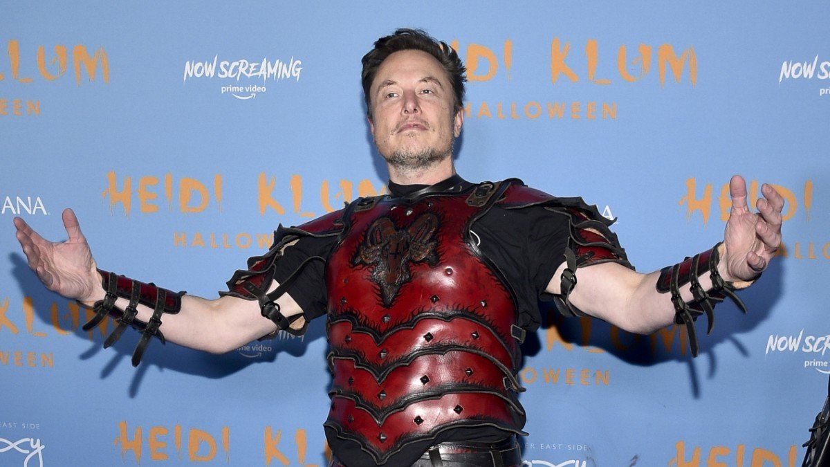 Elon Musk, unul dintre cei mai influenți oameni din industria tehnologică, continuă să atragă atenția internațională nu doar pentru inovațiile sale, ci și pentru promisiunile sale ambițioase, adesea mai mult promisiuni decât realitate