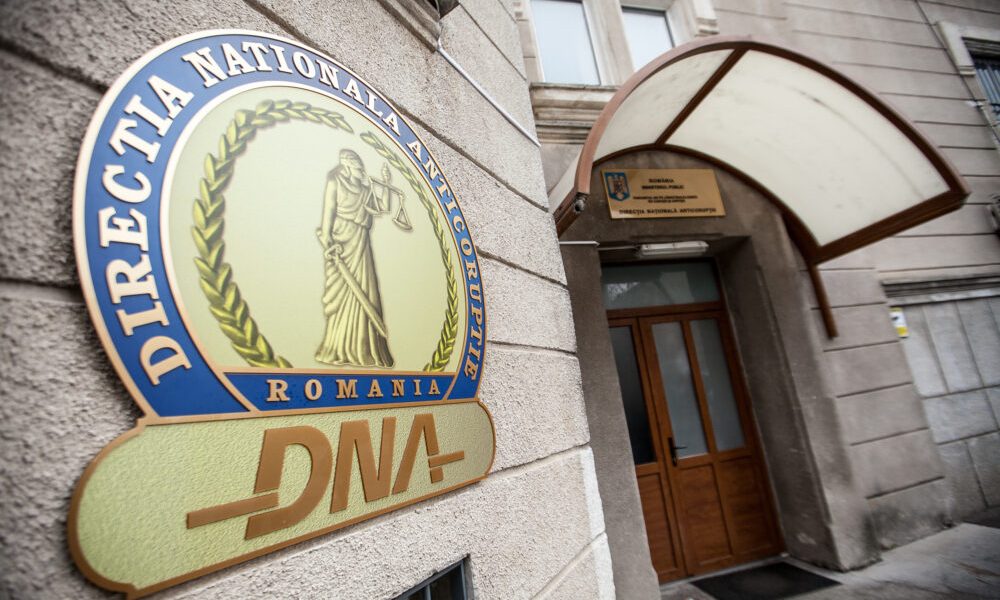 Doi directori din cadrul Direcției Generale Regionale a Finanțelor Publice București au fost plasăți sub control judiciar pentru o perioadă de 60 de zile, într-un caz de corupție care zguduie sistemul fiscal din București