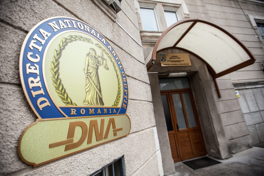 Doi directori din cadrul Direcției Generale Regionale a Finanțelor Publice București au fost plasăți sub control judiciar pentru o perioadă de 60 de zile, într-un caz de corupție care zguduie sistemul fiscal din București