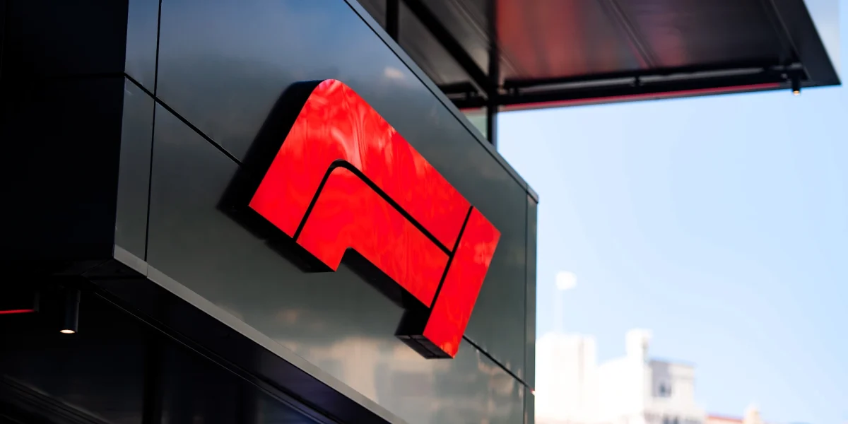 Granzii Bahrain și Arabia Saudită, anulați în aprilie din cauza crizei din Orientul Mijlociu Decizia a fost comunicată oficial astăzi, confirmând anularea cursei de Formula 1 de la Bahrain și a celui de-al doilea Mare Premiu programat în Arabia Saudită, din cauza escaladării tensiunilor în zona Orientului Mijlociu