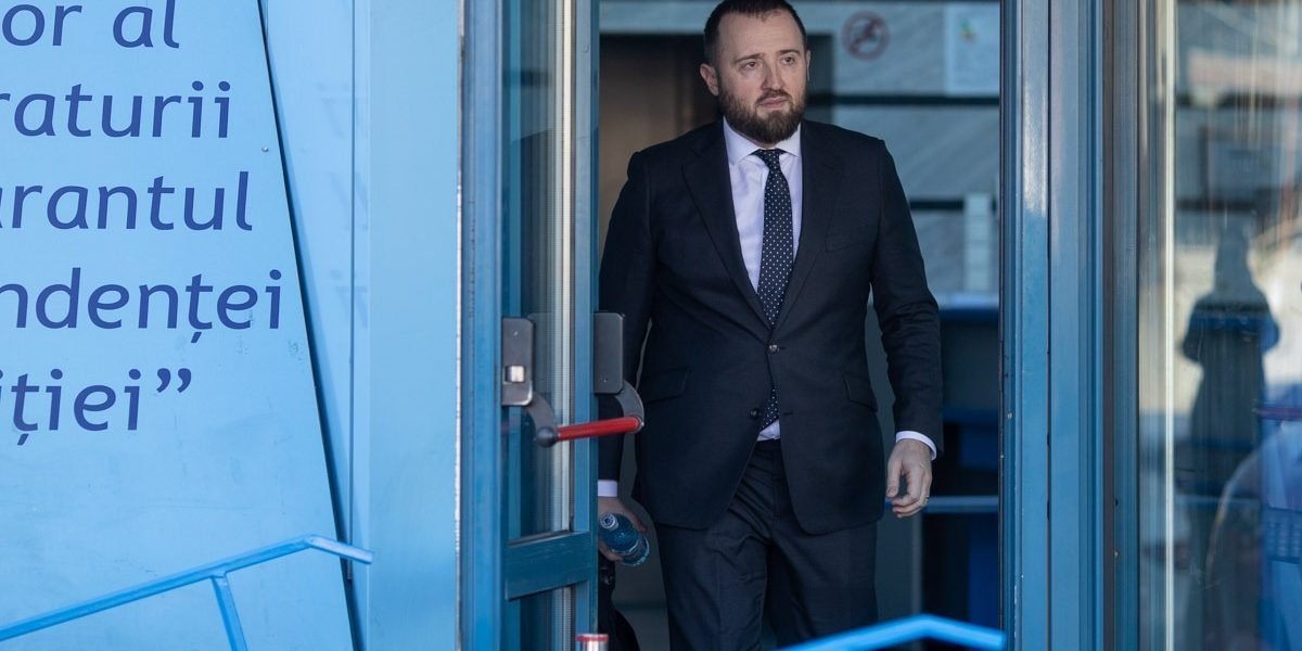 Inspecția Judiciară refuză să investigheze acuzațiile aduse procurorului-șef al DNA, în ciuda solicitărilor oficiale ale Secției pentru procurori Controversele din sistemul judiciar românesc continuă să alimenteze dezbaterile, după ce Inspecția Judiciară a refuzat să realizeze o investigație completă în cazul acuzațiilor grave aduse procurorului-șef al DNA, Marius Voineag