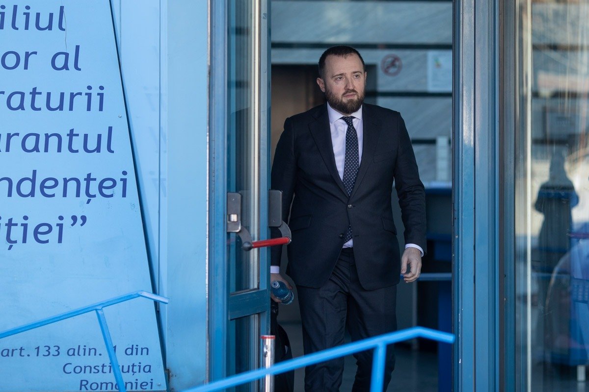 Inspecția Judiciară refuză să investigheze acuzațiile aduse procurorului-șef al DNA, în ciuda solicitărilor oficiale ale Secției pentru procurori Controversele din sistemul judiciar românesc continuă să alimenteze dezbaterile, după ce Inspecția Judiciară a refuzat să realizeze o investigație completă în cazul acuzațiilor grave aduse procurorului-șef al DNA, Marius Voineag