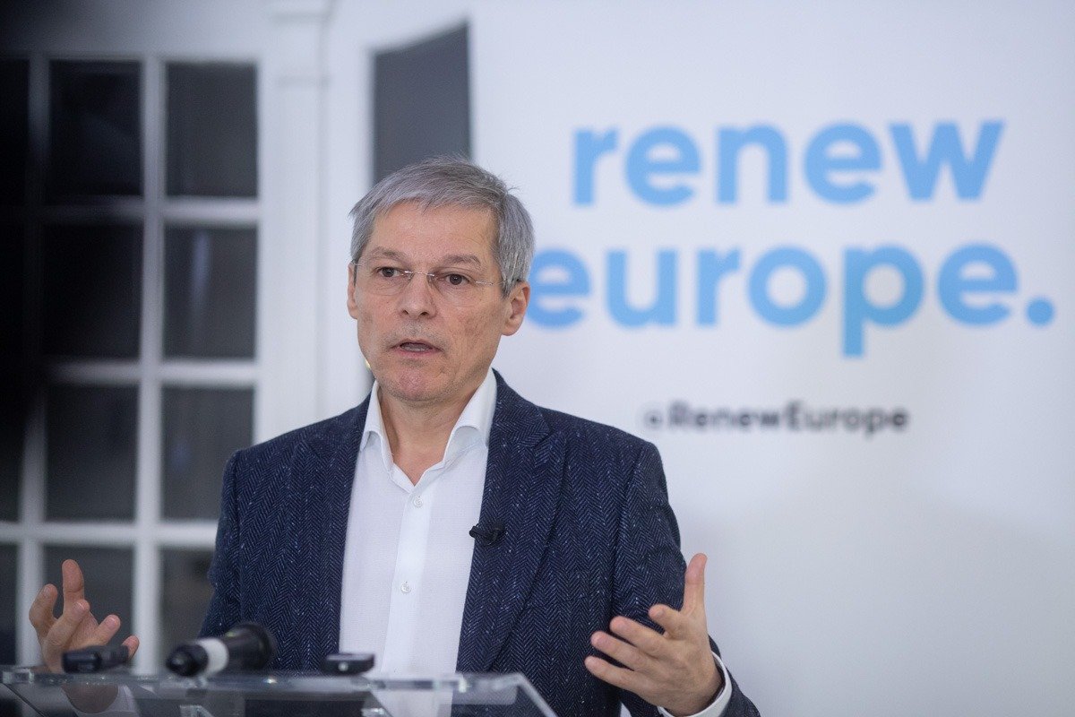 Dacian Cioloș, fost premier al României și fost comisar european, se află în centrul unui nou val de atenție politică după ce președintele Asociației Municipiilor din România, Nicușor Dan, l-a propus pentru funcția de secretar general al Organizației Internaționale a Francofoniei